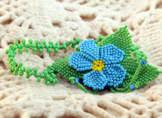 Fototapeta na wymiar wisiorek kwiat niebieski koralik
