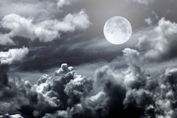 nocne niebo z księżycem i chmurami - 51516564