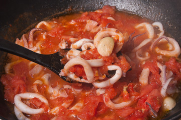 calamari con salsa di pomodoro