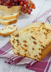Raisin cake