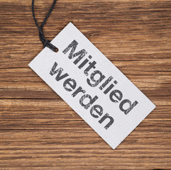 Recyclingpapier-Schild auf Holz MITGLIED WERDEN