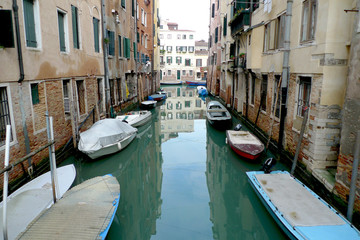 Canal et bateaux à Venise