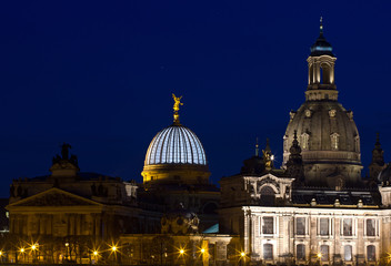 Fototapeta na wymiar Blaue Stunde über Dresden / Frauenkirche