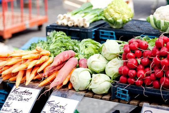 Frisches gemischtes Gem&uuml;se an einem Marktstand im Sommer