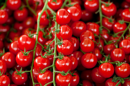 Frische kleine Tomaten kirschtomaten in einer Auslage