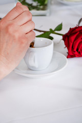 Kellner serviert einem jungen paar kaffee nach dem Essen
