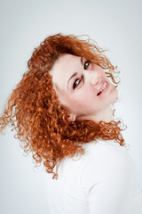 junge lachende glückliche frau mit roten haaren und locken