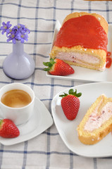 Biskuit Roulade mit Erdbeeren