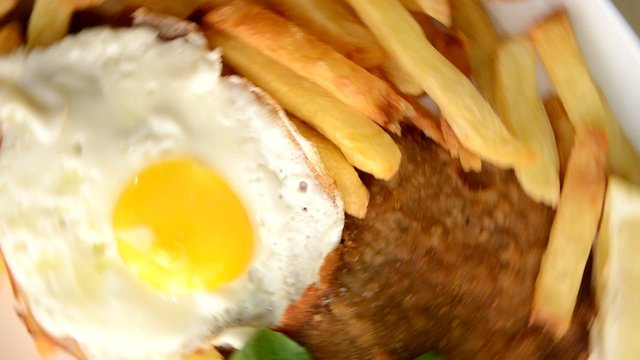 Milanesa con fritas y huevo