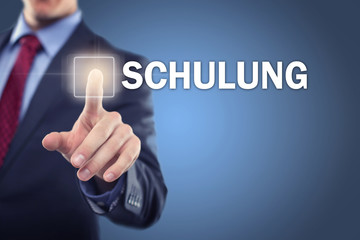 Mann tippt auf Display Schulung