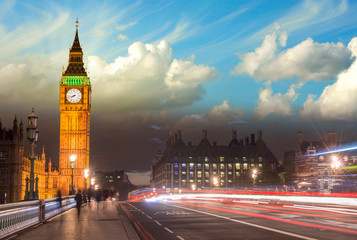 Fototapeta na wymiar Piękne kolory Big Ben z Westminster Bridge na zachodzie słońca -