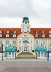 Obraz premium Eingangsportal des Kurhaus Binz mit Freitreppe