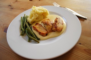 Geflügelfleisch Kartoffelbrei Bohnen Sauce Mornay