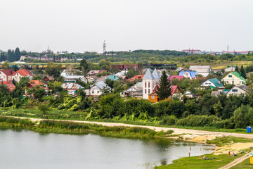 Fototapeta na wymiar Wioska nad jeziorem i linii kolejowej