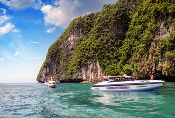 Naklejka premium PHI PHI ISLAND, THAILAND - AUG 5: Tourists enjoy the wonderful b