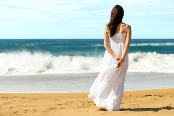 Fototapeta na wymiar Woman on beach looking the sea