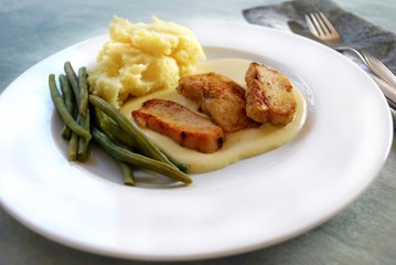 Geflügelfleisch Kartoffelbrei Bohnen Sauce Mornay