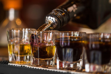 Shots met whisky en likeur in cocktailbar