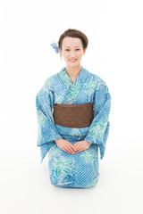 正座する浴衣女性