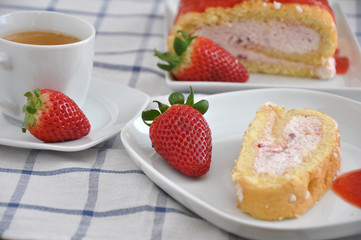 Biskuit Roulade mit Erdbeeren