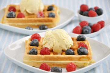 Waffeln mit Eiscreme und Beeren