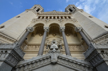 Fototapeta na wymiar Basilique de Fourvière à Lyon.