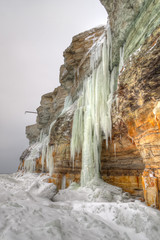 Fototapeta na wymiar Tall icicles on a cliff