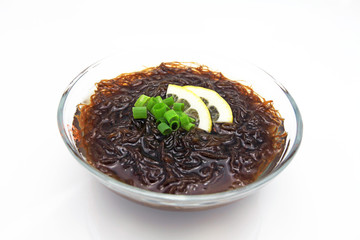 小皿に乗せたモズク