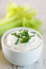 Tofucreme mit Schnittlauch und Staudensellerie im Hintergrund