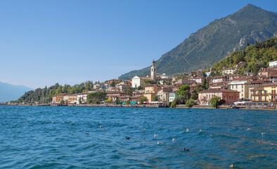Fototapeta na wymiar der beliebte Urlaubsort Limone sul Garda am Gardasee