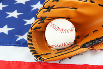 Obraz premium Baseball glove and ball on American flag background