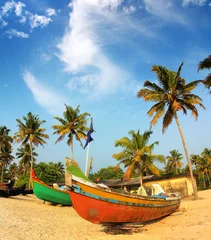 Crédence de cuisine en verre imprimé Inde old fishing boats on beach in india