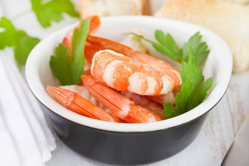 srhimps in bowl and bread
