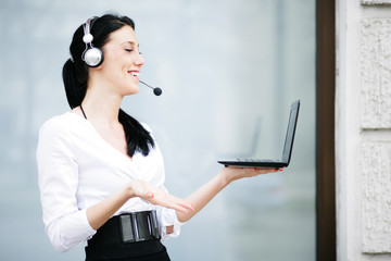 junge Frau mit Headset
