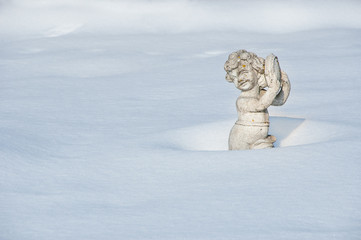 Engelsfigur im Schnee 3