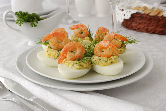 Eggs stuffed with spicy shrimp