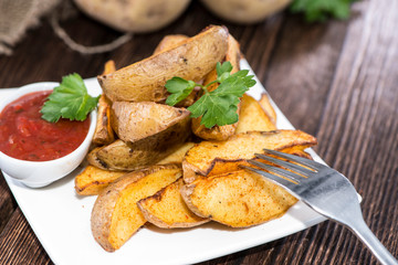 Potato Wedges with Parsley and Sauce