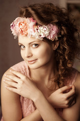 Naklejka premium Vintage woman with flowers