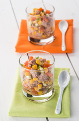 Insalata di tonno, mais, pomodorini e zucchini