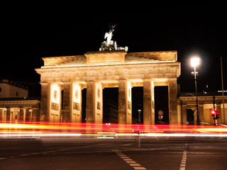 Obraz premium autoverkehr am brandenburger tor