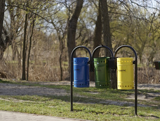Selective waste bin