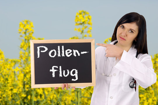 &Auml;rztin mit Schild - Pollenflug