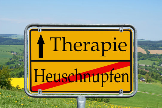 Landschaft und Schild - Heuschnupfen / Therapie