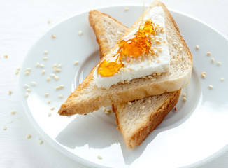 Toast with cottage cheese, sesame and honey - healthy breakfast