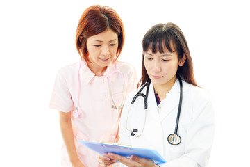 Fototapeta premium 笑顔の女医と看護師