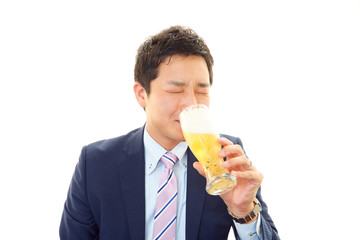 ビールを飲む笑顔のサラリーマン