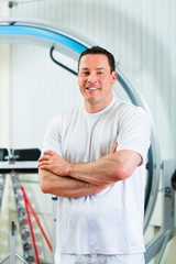 Physiotherapeut in seiner Praxis