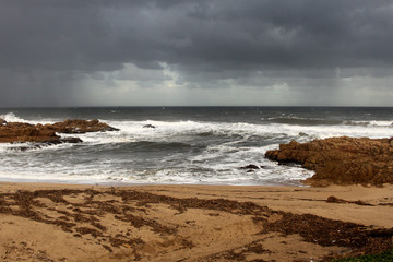 Fototapeta na wymiar Cloadburst nad morze w Beachfront