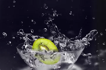 Behangcirkel Kiwi viel in martini-glas. © snyfer