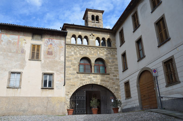Fototapeta na wymiar Бергамо, церковь Сан-Микель-аль-Поццо-Бьянко, капелла Мадонна